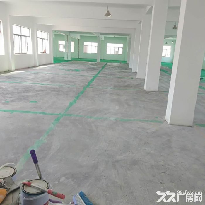 6000平方出租，1层2000平方共计3层。还有70间宿舍整体出租